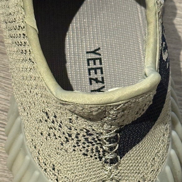 ✨Host pick✨adidas Yeezy Boost 350 V2 - Picture 5 of 7